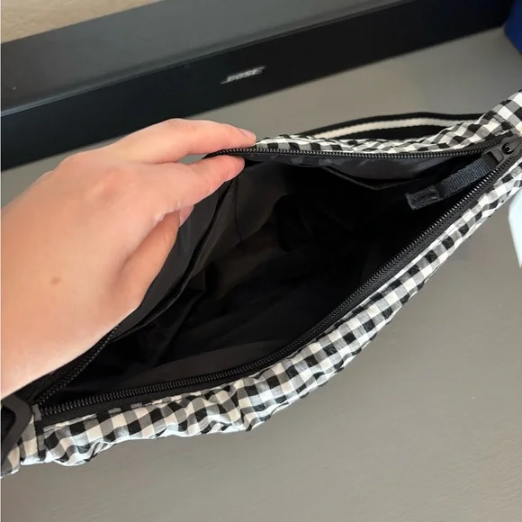 Cute gingham Uniqlo half moon shaped bag. Brand new - Picture 6 of 8